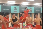 国足晋级四强更衣室庆祝，教练组提醒体脂率问题