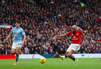 多纳鲁马屡送神扑！曼联仍2-0终结曼城13场不败 姆伯莫多尔古破门
