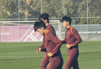 U23国足更换训练场地进行恢复性训练，王钰栋、王博豪、杨希场边慢走
