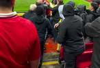 曼联球迷在老特拉福德球场发生冲突