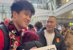 彭啸回国受阻球迷接机,奶奶终与孙子相拥