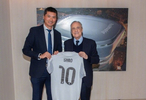 中国男足主帅邵佳一访问皇马获赠球衣