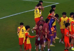 赛后这一幕久违了！晋级后的国足球员，纷纷飞奔跑向一人！
