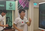 边唱边跳嗨翻天！U23国足众将在更衣室“开火车”庆祝胜利