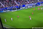 居莱尔看到姆巴佩和威尼修斯位置重叠，愣了两秒不知道把球传给谁