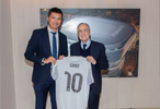 国足主帅邵佳一到访皇马，与合影＋获赠10号球衣