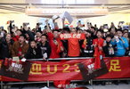 韩媒羡慕又嫉妒：疯了！这是真的吗？1200名球迷接机中国U23