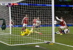 拉亚门线捞出理查利森的折射，反应够快，动作也够敏捷，预期进球达到0.56了