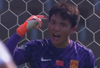 李昊生气了！飞身扑救世界波，怒吼国足队友，手敲脑袋：清醒点