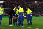 范佩西儿子沙奎尔替补出场遭遇膝伤，父亲场边安慰