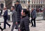 米兰冬奥会现场，姚明走在米兰的街头，路上的意大利人一路追着他