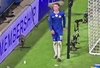 年度搞笑名场面，帕尔默被换下后准备主罚角球