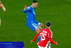 嚯家伙，阿诺德抢断后本方禁区内马赛回旋，摆脱两人，胆子是真大