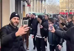 球迷太热情！齐达内现身巴黎街头被围得水泄不通