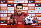 国足主帅邵佳一接受人民日报采访，称国足目标必须是冲击世界杯决赛圈：我不认为中国球员实力很差，没必要妄自菲薄