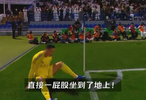 尴尬一幕！C罗回归首秀SIU没站稳摔倒，但4旬小将依然能进球
