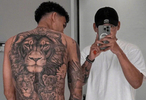 拜仁边锋迪亚斯背部纹身曝光，雄狮图案寓意守护家人