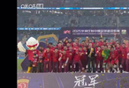 上海海港荣耀加冕，张琳芃荣膺中国足球荣誉巅峰，三连冠铸就传奇