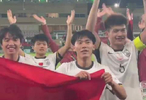 视频 ｜ 欢庆！U23国足与球迷共庆挺进亚洲杯决赛
