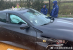 热刺球员穆阿尼奥多贝尔赴欧冠途中遇车祸，所乘法拉利爆胎两人无恙
